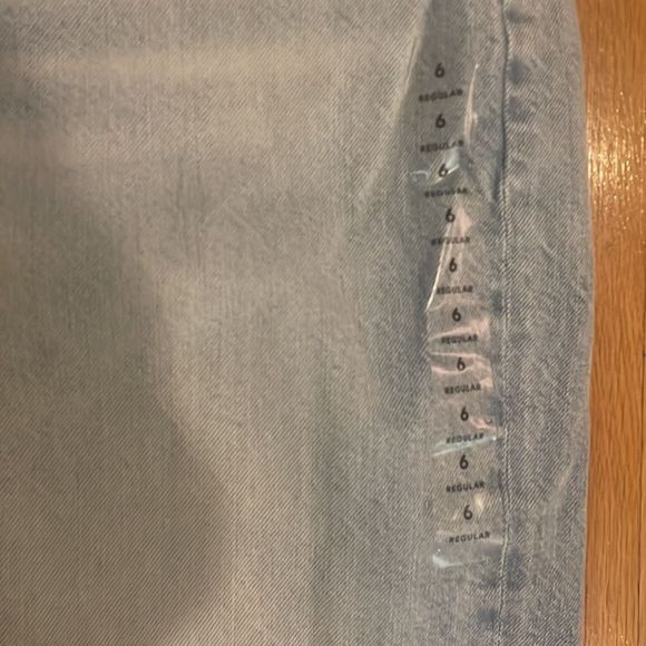 American Eagle Relaxed Mom Jeans - Light Wash - Distressed - 6/28W - Picture 4 of 7